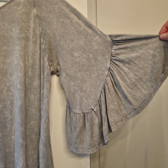 Flowy cut out back top - Picture 2 of 3